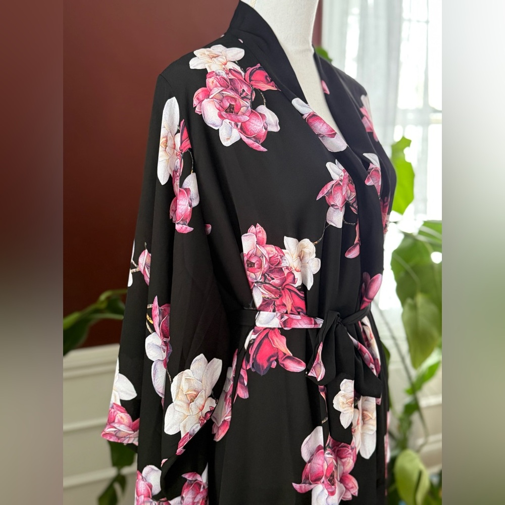 Black Floral Magnolia Kimono Robe - Picture 3 of 9